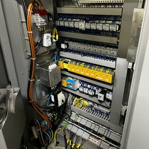 DECKEL MAHO DMC 60 T 840 D Powerline Siemens Metallbearbeitungsmaschinen Fräsmaschinen Bearbeitungszentrum - Universal 5 Achsbearbeitungszentrum mit Drehtisch (C) und schwenkbarem Kopf (B). Maschine
hat einen Palettenwechsler mit 2 Paletten und einen Werkzeugwechsler mit 60
Positionen. Maschine ist 20.000 Spindelstunden gelaufen und immer gut gewartet
worden. Deutschland