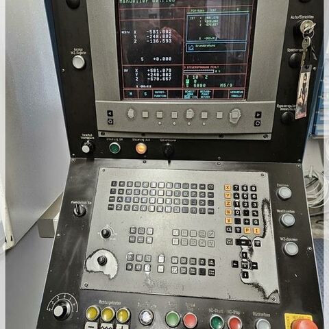 AXA Vario TNC410 HH Metallbearbeitungsmaschinen Fräsmaschinen Bearbeitungszentrum - Vertikal Die Maschine hat einen durchgehenden Tisch für längere Teile oder mit Trennwand
zur Pendelbearbeitung. Steuerung: Heidenhain TNC 410. Maschine hat
Zusatzaufspanntische (3 Stück). Deutschland