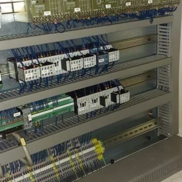 AXA Vario TNC410 HH Metallbearbeitungsmaschinen Fräsmaschinen Bearbeitungszentrum - Vertikal Die Maschine hat einen durchgehenden Tisch für längere Teile oder mit Trennwand
zur Pendelbearbeitung. Steuerung: Heidenhain TNC 410. Maschine hat
Zusatzaufspanntische (3 Stück). Deutschland