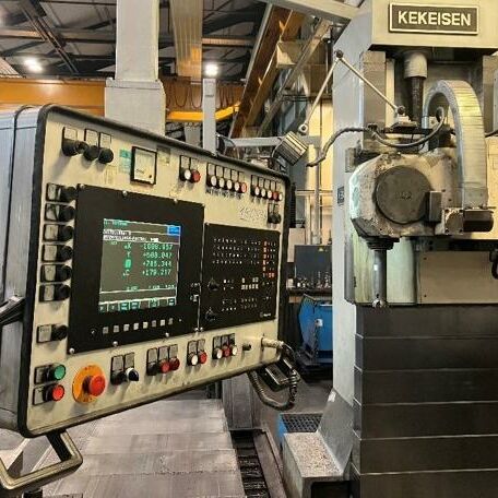 KEKEISEN UBF 2500/15 Heidenhain Metal Processing Milling machines Bed Type Milling Machine - Universal Machine has a rotary table which is a 4th axes of the CNC control. The
orthogonal milling head is swivable in 1° steps. Germany