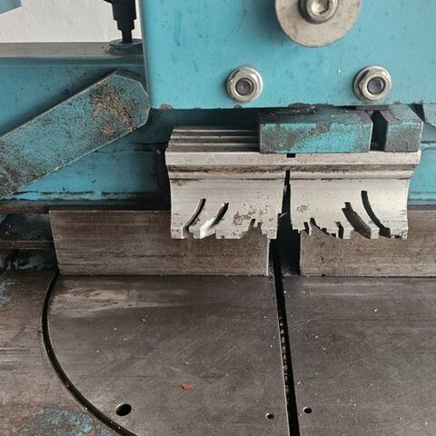 KALTENBACH KKS 400 E  Metal Processing Saws Cold Circular Saw Machine has angle cutting arrangement +/- 45°, is semi automatic without material infeed. Germany