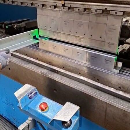 HÄMMERLE AP 200x3100 ModEva 12 S Cybelec Metallbearbeitungsmaschinen Blechbearbeitung / Scheren / Biegen / Richten Abkantpresse - hydraulisch Elektronisch-hydraulische Abkantpresse mit Cybelec ModEva 12S Steuerung,
einigem Zubehör , Fuß- und Zweihandbedienung, sowie Sicherheitsausstattung.
Maschine wurde ÜBERHOLT UND MODERNISIERT in 2020 !! Maschine steht ebenerdig. Schweiz