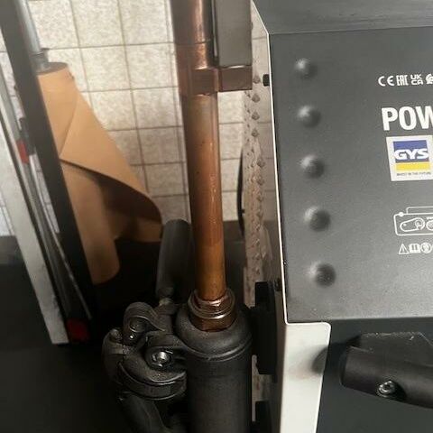 POWERDUCTION 220 LG  Sondermaschinen verschiedene Einrichtungen Induktionsanlage Induktionsheizgerät zum Erwärmen von Metallbauteilen wie Schrauben, Bleche etc.
Gerät arbeitet mit Flüssigkühlung. Frankreich