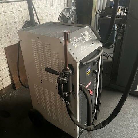 POWERDUCTION 220 LG  Sondermaschinen verschiedene Einrichtungen Induktionsanlage Induktionsheizgerät zum Erwärmen von Metallbauteilen wie Schrauben, Bleche etc.
Gerät arbeitet mit Flüssigkühlung. Frankreich
