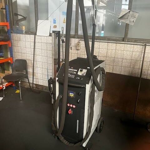 POWERDUCTION 220 LG  Sondermaschinen verschiedene Einrichtungen Induktionsanlage Induktionsheizgerät zum Erwärmen von Metallbauteilen wie Schrauben, Bleche etc.
Gerät arbeitet mit Flüssigkühlung. Frankreich