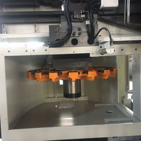 Wirths VTM 1200 CNC(C) Fanuc 0i-D Metallbearbeitungsmaschinen Drehmaschinen Karusselldrehmaschine - Einständer Bei dieser Maschine handelt es sich um eine Neumaschine mit (C) oder ohne
Frässpindel (Preis ist ohne). Die Maschine wird mit vollem Service und
Gewährleistungsumfang durch die Wirths GmbH angeboten.
Steuerung: Fanuc 0i-D.Maschine wird mit Einhausung und 12/18 (C) Positionen
automatischem Werkzeugwechsler geliefert. Taiwan