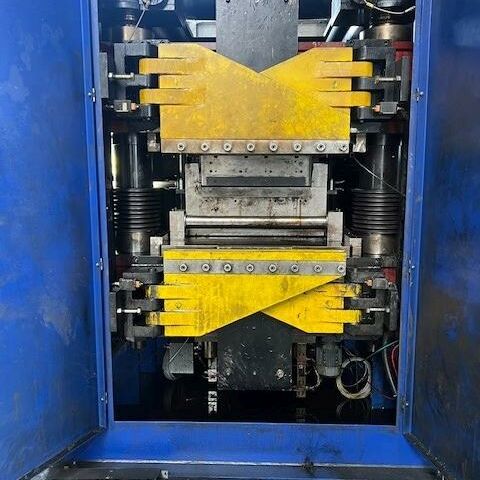 LORENZ BRM50/1720.21-WD-SW-ZW  Metal Processing Sheet metal working / shaeres / bending Straightening Machine - Cold Plate 6 HI High-performance straightening machine with 21 rolls for fine
straightening work of steel or non-ferrous metals. Machine has 23 intermediate
rolls and 18 support points. Working rolls are adjustable with DRO in 0,01 mm.
Main Gearbox was renewed in 2021. Germany
