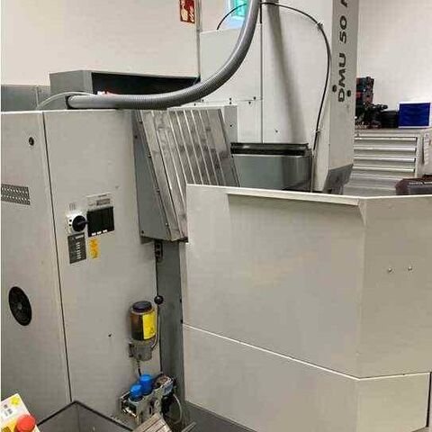 DMG DMU 50 M  Metallbearbeitungsmaschinen Fräsmaschinen Fräsmaschine - Vertikal Maschinentisch manuell dreh- und schwenkbar als C- und B- Achse digital über
Steuerung ablesbar. Steuerung: Heidenhain TNC 124. Deutschland