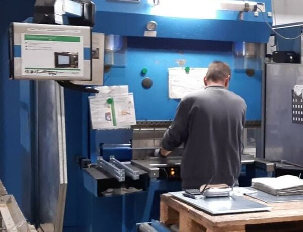 TRUMPF TrumaBend V 50  Metallbearbeitungsmaschinen Blechbearbeitung / Scheren / Biegen / Richten Abkantpresse - hydraulisch Ausstattung:
- gesteuerte Achsen: Y1, Y2, X, R
- pneumatische Matrizenverschiebung
- manuelle Oberwerkzeugklemmung
- LAN Netzwerkanschluss
- 4 Anschlagfinger manuell verstellbar, nach hinten klappbar , pneumatisch
klemmbar
- CNC Steuerung , Bedienung vorne links
- 2-Hand-Bedienung / Fußschalter
- hintere + seitliche Schutzeinrichtung Österreich
