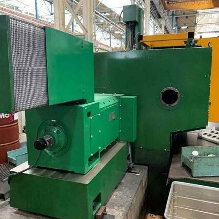 WOHLENBERG UE 1400 III S 810 T Siemens Metallbearbeitungsmaschinen Drehmaschinen Schwerdrehmaschine Hochleistungsdrehmaschine mit 3 Bahnenbett für Schwerzerpanung. Maschine hat
einen auswechselbaren Werkzeugschlitten mit einem Drehsupport, Schleifsupport
oder Frässupport. Maschine hat eine Siemens 810 T Steuerung, Lünetten und
Zubehör. Die Maschine wurde 2023 mit einem neuen Antrieb ausgestattet. Deutschland