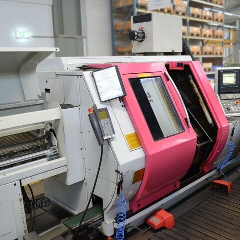 GILDEMEISTER TWIN 65 Siemens 840 D Metallbearbeitungsmaschinen Drehmaschinen CNC Dreh- und Fräszentrum Ausstattung:
CNC Steuerung Siemens 840 D.
2 x 12-fach Revolver, alle Positionen angetrieben (Drehzahlen 30-6000 U/min.,
3,8/2,1 kW)
Y-Achse
Bandfilteranlage
Stangenlader
Gegenspindel
Späneförderer Deutschland