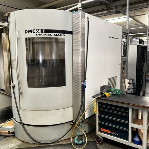DECKEL MAHO DMC 60 T 840 D Powerline Siemens Metallbearbeitungsmaschinen Fräsmaschinen Bearbeitungszentrum - Universal 5 Achsbearbeitungszentrum mit Drehtisch (C) und schwenkbarem Kopf (B). Maschine
hat einen Palettenwechsler mit 2 Paletten und einen Werkzeugwechsler mit 60
Positionen. Maschine ist 20.000 Spindelstunden gelaufen und immer gut gewartet
worden. Deutschland