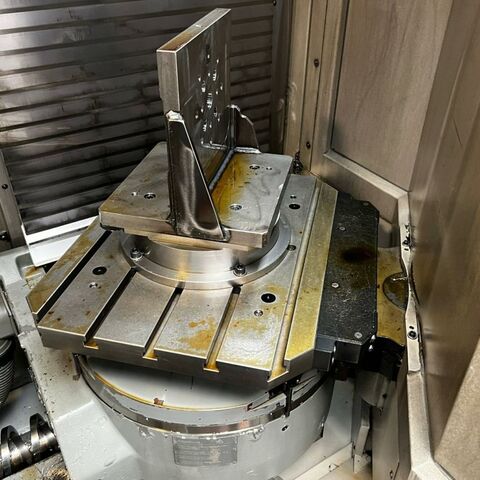 DECKEL MAHO DMC 60 T 840 D Powerline Siemens Metallbearbeitungsmaschinen Fräsmaschinen Bearbeitungszentrum - Universal 5 Achsbearbeitungszentrum mit Drehtisch (C) und schwenkbarem Kopf (B). Maschine
hat einen Palettenwechsler mit 2 Paletten und einen Werkzeugwechsler mit 60
Positionen. Maschine ist 20.000 Spindelstunden gelaufen und immer gut gewartet
worden. Deutschland