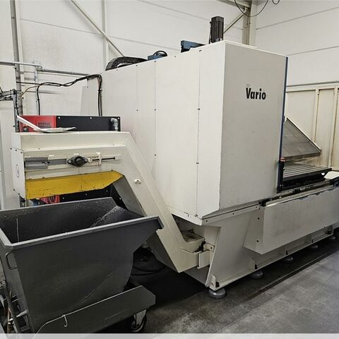 AXA Vario TNC410 HH Metallbearbeitungsmaschinen Fräsmaschinen Bearbeitungszentrum - Vertikal Die Maschine hat einen durchgehenden Tisch für längere Teile oder mit Trennwand
zur Pendelbearbeitung. Steuerung: Heidenhain TNC 410. Maschine hat
Zusatzaufspanntische (3 Stück). Deutschland