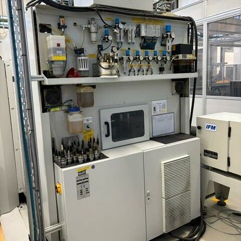 OPS-INGERSOLL OPS 650 Andronic Metallbearbeitungsmaschinen Fräsmaschinen Bearbeitungszentrum - Universal 5 Achsbearbeitungszentrum mit Dreh- Schwenktisch als A und C Achsen. Maschine
hat einen Palettenwechsler für 6 Paletten und einen Werkzeugwechsler mit 56
Positionen. Maschine hat wenig gelaufen und hat eine überholte Arbeitsspindel
mit HSK50 Aufnahme. Es werden viele Werkzeughalter mit zur Maschine geliefert. Deutschland