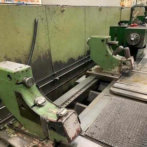 WOHLENBERG UE 1400 III S 810 T Siemens Metallbearbeitungsmaschinen Drehmaschinen Schwerdrehmaschine Hochleistungsdrehmaschine mit 3 Bahnenbett für Schwerzerpanung. Maschine hat
einen auswechselbaren Werkzeugschlitten mit einem Drehsupport, Schleifsupport
oder Frässupport. Maschine hat eine Siemens 810 T Steuerung, Lünetten und
Zubehör. Die Maschine wurde 2023 mit einem neuen Antrieb ausgestattet. Deutschland