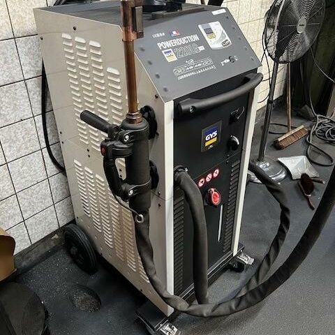 POWERDUCTION 220 LG  Sondermaschinen verschiedene Einrichtungen Induktionsanlage Induktionsheizgerät zum Erwärmen von Metallbauteilen wie Schrauben, Bleche etc.
Gerät arbeitet mit Flüssigkühlung. Frankreich