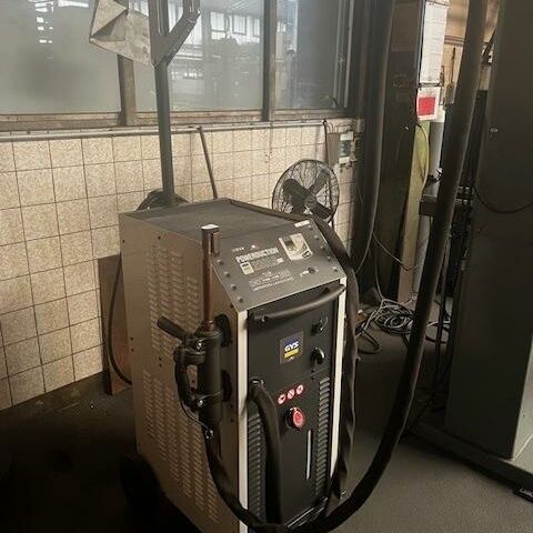 POWERDUCTION 220 LG  Sondermaschinen verschiedene Einrichtungen Induktionsanlage Induktionsheizgerät zum Erwärmen von Metallbauteilen wie Schrauben, Bleche etc.
Gerät arbeitet mit Flüssigkühlung. Frankreich