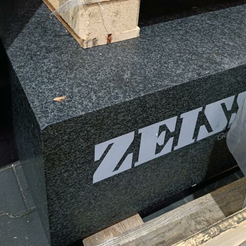 ZEISS   Sonstige Metallbearbeitungsmaschinen Sonstige Maschinen Messplatte Marmortisch als Messplatte. Untergestell einer Zeiss Messmaschine. Maß 2750 x
1400 x 340 mm. Deutschland