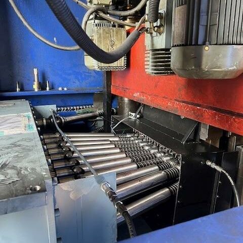 LORENZ BRM50/1720.21-WD-SW-ZW  Metal Processing Sheet metal working / shaeres / bending Straightening Machine - Cold Plate 6 HI High-performance straightening machine with 21 rolls for fine
straightening work of steel or non-ferrous metals. Machine has 23 intermediate
rolls and 18 support points. Working rolls are adjustable with DRO in 0,01 mm.
Main Gearbox was renewed in 2021. Germany