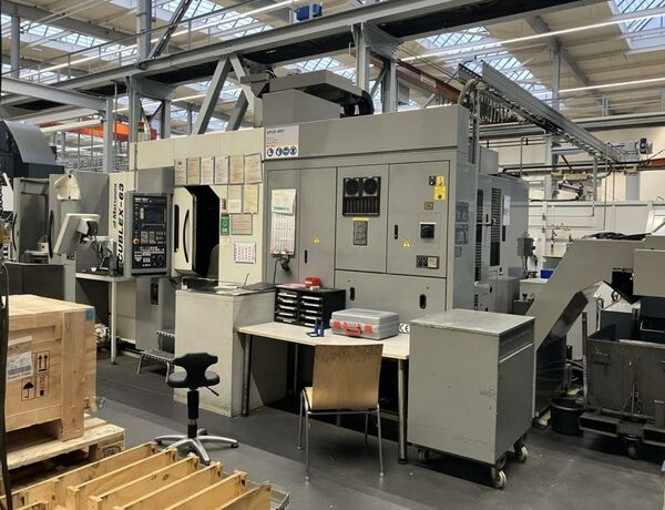 MATSUURA Cublex 63 840DI Siemens Metallbearbeitungsmaschinen Bearbeitungszentrum Bearbeitungszentrum  5 Achs 5 Achs Bearbeitungszentrum mit Schwenk- Drehtisch. Steuerung Siemens 840DI.
Maschine wird mit einem umfangreichen Ersatzteilpaket geliefert. Die Maschine
hat IKZ und eine Absaugung. Japan