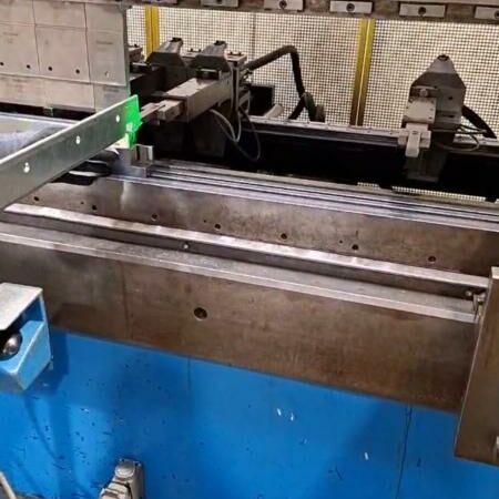 HÄMMERLE AP 200x3100 ModEva 12 S Cybelec Metallbearbeitungsmaschinen Blechbearbeitung / Scheren / Biegen / Richten Abkantpresse - hydraulisch Elektronisch-hydraulische Abkantpresse mit Cybelec ModEva 12S Steuerung,
einigem Zubehör , Fuß- und Zweihandbedienung, sowie Sicherheitsausstattung.
Maschine wurde ÜBERHOLT UND MODERNISIERT in 2020 !! Maschine steht ebenerdig. Schweiz