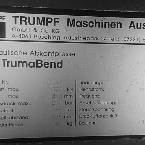 TRUMPF TrumaBend V 50  Metallbearbeitungsmaschinen Blechbearbeitung / Scheren / Biegen / Richten Abkantpresse - hydraulisch Ausstattung:
- gesteuerte Achsen: Y1, Y2, X, R
- pneumatische Matrizenverschiebung
- manuelle Oberwerkzeugklemmung
- LAN Netzwerkanschluss
- 4 Anschlagfinger manuell verstellbar, nach hinten klappbar , pneumatisch
klemmbar
- CNC Steuerung , Bedienung vorne links
- 2-Hand-Bedienung / Fußschalter
- hintere + seitliche Schutzeinrichtung Österreich