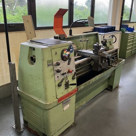 COLCHESTER Triumph 2000  Metallbearbeitungsmaschinen Drehmaschinen Spitzendrehmaschine Viel Zubehör: Lünette, Futter, Planscheibe, Stahlhalter, Spannzangenfutter mit
Spannzangen. England