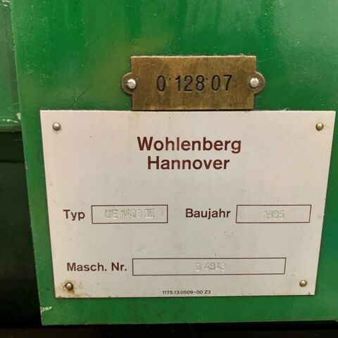 WOHLENBERG UE 1400 III S 810 T Siemens Metallbearbeitungsmaschinen Drehmaschinen Schwerdrehmaschine Hochleistungsdrehmaschine mit 3 Bahnenbett für Schwerzerpanung. Maschine hat
einen auswechselbaren Werkzeugschlitten mit einem Drehsupport, Schleifsupport
oder Frässupport. Maschine hat eine Siemens 810 T Steuerung, Lünetten und
Zubehör. Die Maschine wurde 2023 mit einem neuen Antrieb ausgestattet. Deutschland