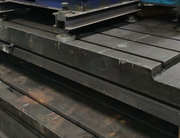 UNBEKANNT/NOT KNOWN   Other Accessories for Machine Tools Other accessories for machine tools Floor Plates This plate is a table of a bed milling machine ! This table has 8 t- slots in
length direction each 32 mm wide. Germany