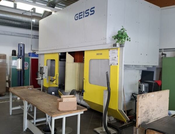 GEISS FZ 2600x800 Eco S 840 D Metallbearbeitungsmaschinen Bohrwerke / Bearbeitungszentren / Bohrmaschinen Portal - Bearbeitungszentrum 5 Achs Bearbeitungszentrum für leichte Zerspanung im Werkzeug und Modellbau.
Steuerung: Siemens 840 D. Der in 2 Achsen schwenkbare Kopf hat zwei
Werkzeugaufnahmen (Doppelspindel versetzt um 180°). Maschine ist komplett
umhaust. Deutschland