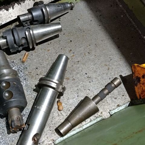 STANKO SMO32TNC  Metallbearbeitungsmaschinen Fräsmaschinen Fräsmaschine - Universal CNC Werkzeugfräsmaschine mit Heidenhain TNC 355 Steuerung und
Spritzschutzkabine. Russland