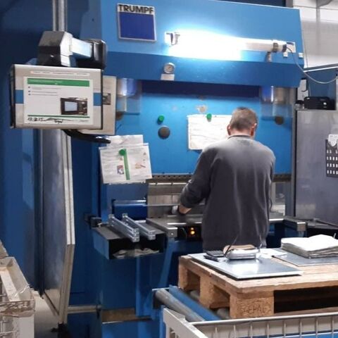 TRUMPF TrumaBend V 50  Metallbearbeitungsmaschinen Blechbearbeitung / Scheren / Biegen / Richten Abkantpresse - hydraulisch Ausstattung:
- gesteuerte Achsen: Y1, Y2, X, R
- pneumatische Matrizenverschiebung
- manuelle Oberwerkzeugklemmung
- LAN Netzwerkanschluss
- 4 Anschlagfinger manuell verstellbar, nach hinten klappbar , pneumatisch
klemmbar
- CNC Steuerung , Bedienung vorne links
- 2-Hand-Bedienung / Fußschalter
- hintere + seitliche Schutzeinrichtung Österreich