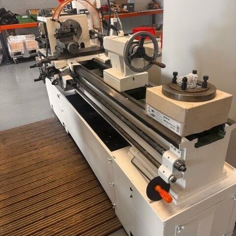 PINACHO L-1/260  Metal Processing Lathes Center Lathe With Multifix holder, chuck und chuck safety cover. Spain