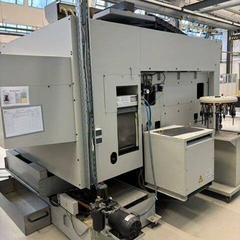 HITACHI-SEIKI VS 50 18 M Fanuc Metal Processing Milling machines milling machining centers - vertical Vertical machining center with Fanuc 18M control, cooling through spindle, ATC
for ISO 40 tool holders and many holders. Japan