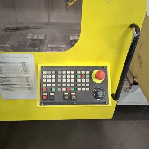 GEISS FZ 2600x800 Eco S 840 D Metallbearbeitungsmaschinen Bohrwerke / Bearbeitungszentren / Bohrmaschinen Portal - Bearbeitungszentrum 5 Achs Bearbeitungszentrum für leichte Zerspanung im Werkzeug und Modellbau.
Steuerung: Siemens 840 D. Der in 2 Achsen schwenkbare Kopf hat zwei
Werkzeugaufnahmen (Doppelspindel versetzt um 180°). Maschine ist komplett
umhaust. Deutschland