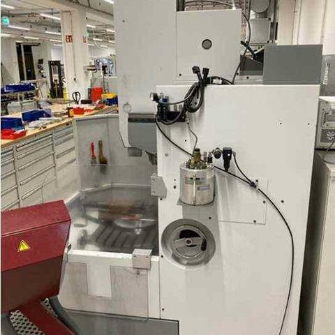 DMG DMU 50 M  Metallbearbeitungsmaschinen Fräsmaschinen Fräsmaschine - Vertikal Maschinentisch manuell dreh- und schwenkbar als C- und B- Achse digital über
Steuerung ablesbar. Steuerung: Heidenhain TNC 124. Deutschland