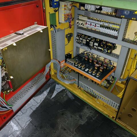 STANKO SMO32TNC  Metallbearbeitungsmaschinen Fräsmaschinen Fräsmaschine - Universal CNC Werkzeugfräsmaschine mit Heidenhain TNC 355 Steuerung und
Spritzschutzkabine. Russland