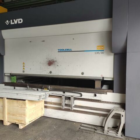 LVD TOOLCELL 135/30 LVD Touch-B Metal Processing Sheet metal working / shaeres / bending Hydr. pressbrake Complete bending center with all tooling in the ATC. Control: LVD Touch-B Belgium