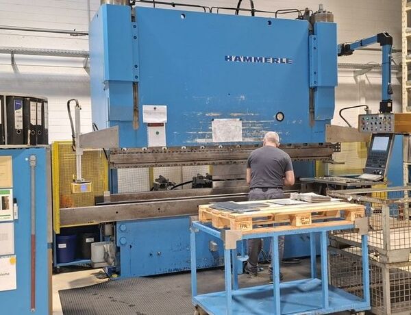 HÄMMERLE AP 200x3100 ModEva 12 S Cybelec Metallbearbeitungsmaschinen Blechbearbeitung / Scheren / Biegen / Richten Abkantpresse - hydraulisch Elektronisch-hydraulische Abkantpresse mit Cybelec ModEva 12S Steuerung,
einigem Zubehör , Fuß- und Zweihandbedienung, sowie Sicherheitsausstattung.
Maschine wurde ÜBERHOLT UND MODERNISIERT in 2020 !! Maschine steht ebenerdig. Schweiz