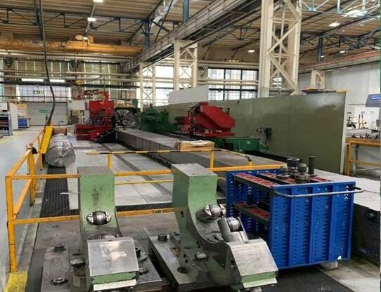 WOHLENBERG UE 1400 III S 810 T Siemens Metallbearbeitungsmaschinen Drehmaschinen Schwerdrehmaschine Hochleistungsdrehmaschine mit 3 Bahnenbett für Schwerzerpanung. Maschine hat
einen auswechselbaren Werkzeugschlitten mit einem Drehsupport, Schleifsupport
oder Frässupport. Maschine hat eine Siemens 810 T Steuerung, Lünetten und
Zubehör. Die Maschine wurde 2023 mit einem neuen Antrieb ausgestattet. Deutschland