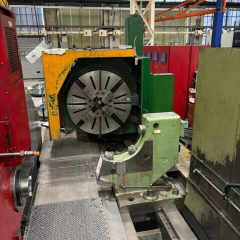WOHLENBERG UE 1400 III S 810 T Siemens Metallbearbeitungsmaschinen Drehmaschinen Schwerdrehmaschine Hochleistungsdrehmaschine mit 3 Bahnenbett für Schwerzerpanung. Maschine hat
einen auswechselbaren Werkzeugschlitten mit einem Drehsupport, Schleifsupport
oder Frässupport. Maschine hat eine Siemens 810 T Steuerung, Lünetten und
Zubehör. Die Maschine wurde 2023 mit einem neuen Antrieb ausgestattet. Deutschland
