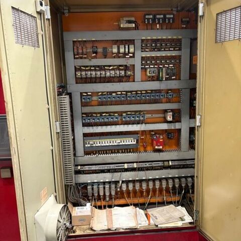 WOHLENBERG UE 1400 III S 810 T Siemens Metallbearbeitungsmaschinen Drehmaschinen Schwerdrehmaschine Hochleistungsdrehmaschine mit 3 Bahnenbett für Schwerzerpanung. Maschine hat
einen auswechselbaren Werkzeugschlitten mit einem Drehsupport, Schleifsupport
oder Frässupport. Maschine hat eine Siemens 810 T Steuerung, Lünetten und
Zubehör. Die Maschine wurde 2023 mit einem neuen Antrieb ausgestattet. Deutschland