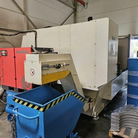 AXA Vario TNC410 HH Metallbearbeitungsmaschinen Fräsmaschinen Bearbeitungszentrum - Vertikal Die Maschine hat einen durchgehenden Tisch für längere Teile oder mit Trennwand
zur Pendelbearbeitung. Steuerung: Heidenhain TNC 410. Maschine hat
Zusatzaufspanntische (3 Stück). Deutschland