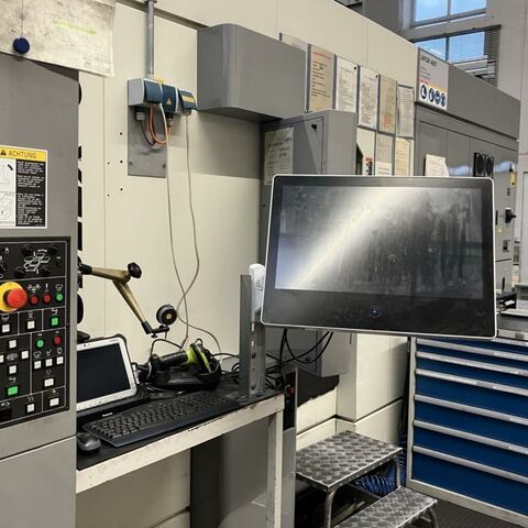 MATSUURA Cublex 63 840DI Siemens Metallbearbeitungsmaschinen Bearbeitungszentrum Bearbeitungszentrum  5 Achs 5 Achs Bearbeitungszentrum mit Schwenk- Drehtisch. Steuerung Siemens 840DI.
Maschine wird mit einem umfangreichen Ersatzteilpaket geliefert. Die Maschine
hat IKZ und eine Absaugung. Japan