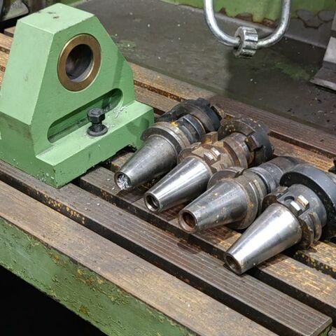 STANKO SMO32TNC  Metallbearbeitungsmaschinen Fräsmaschinen Fräsmaschine - Universal CNC Werkzeugfräsmaschine mit Heidenhain TNC 355 Steuerung und
Spritzschutzkabine. Russland