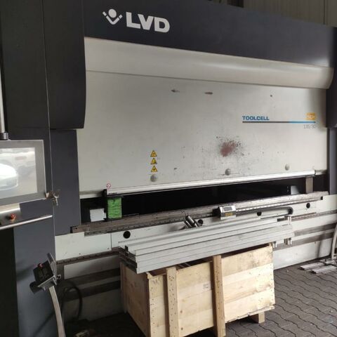 LVD TOOLCELL 135/30 LVD Touch-B Metal Processing Sheet metal working / shaeres / bending Hydr. pressbrake Complete bending center with all tooling in the ATC. Control: LVD Touch-B Belgium