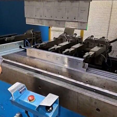HÄMMERLE AP 200x3100 ModEva 12 S Cybelec Metallbearbeitungsmaschinen Blechbearbeitung / Scheren / Biegen / Richten Abkantpresse - hydraulisch Elektronisch-hydraulische Abkantpresse mit Cybelec ModEva 12S Steuerung,
einigem Zubehör , Fuß- und Zweihandbedienung, sowie Sicherheitsausstattung.
Maschine wurde ÜBERHOLT UND MODERNISIERT in 2020 !! Maschine steht ebenerdig. Schweiz