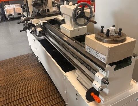 PINACHO L-1/260  Metal Processing Lathes Center Lathe With Multifix holder, chuck und chuck safety cover. Spain