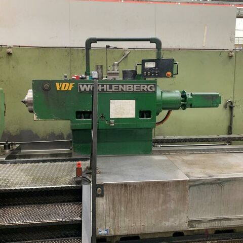 WOHLENBERG UE 1400 III S 810 T Siemens Metallbearbeitungsmaschinen Drehmaschinen Schwerdrehmaschine Hochleistungsdrehmaschine mit 3 Bahnenbett für Schwerzerpanung. Maschine hat
einen auswechselbaren Werkzeugschlitten mit einem Drehsupport, Schleifsupport
oder Frässupport. Maschine hat eine Siemens 810 T Steuerung, Lünetten und
Zubehör. Die Maschine wurde 2023 mit einem neuen Antrieb ausgestattet. Deutschland